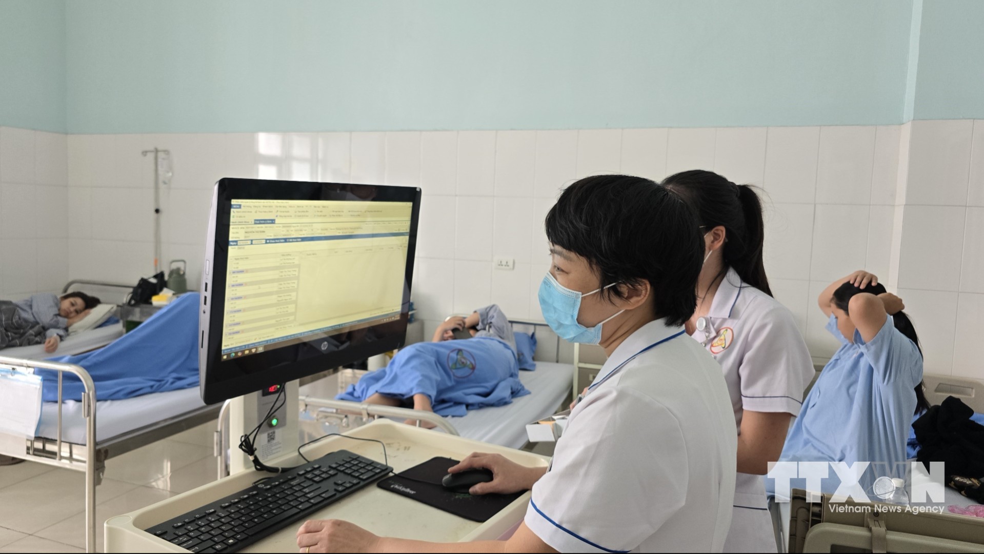 Bệnh viện cũng triển khai mô hình thí điểm "Xe tiêm thông minh" phục vụ công tác điều dưỡng tại các khoa điều trị nội trú. (Ảnh: Thanh Vân/TTXVN)